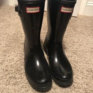 Short glossy hunter boots